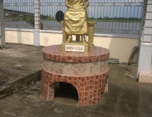statue en bronze à la cour royale de MOOSSOU